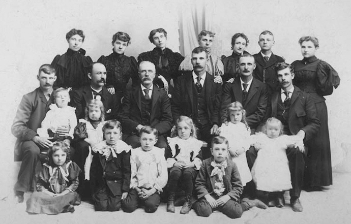 macfamilyphoto-small.jpg (134528 bytes)